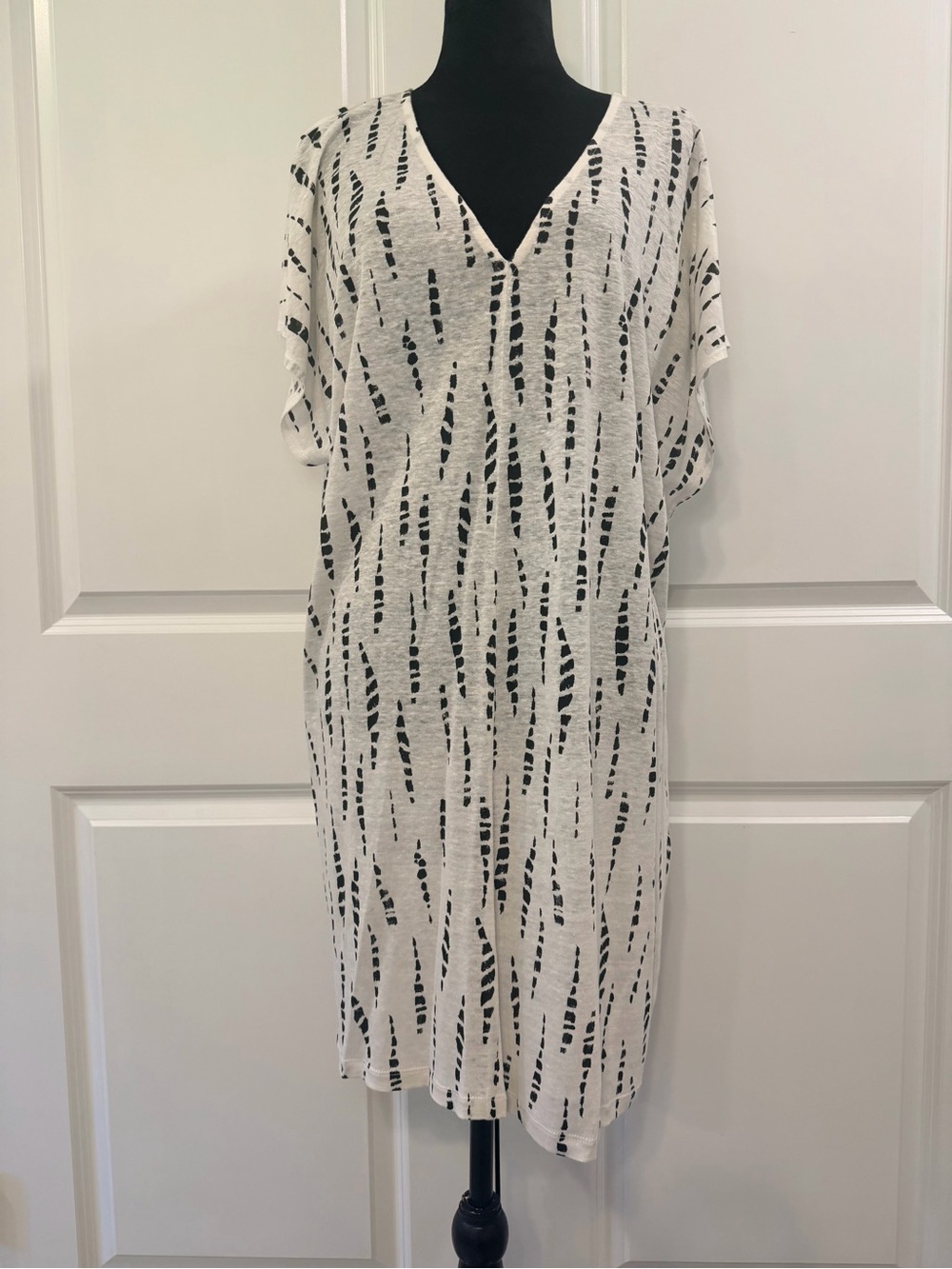 Alice + Olivia Black & White V-Neck Stripe-Print Top Size Small